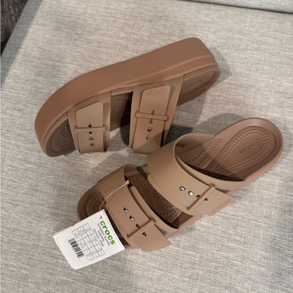NWT Crocs Women's Brooklyn Buckle Low Wedge Platform Sandal W9 Latte